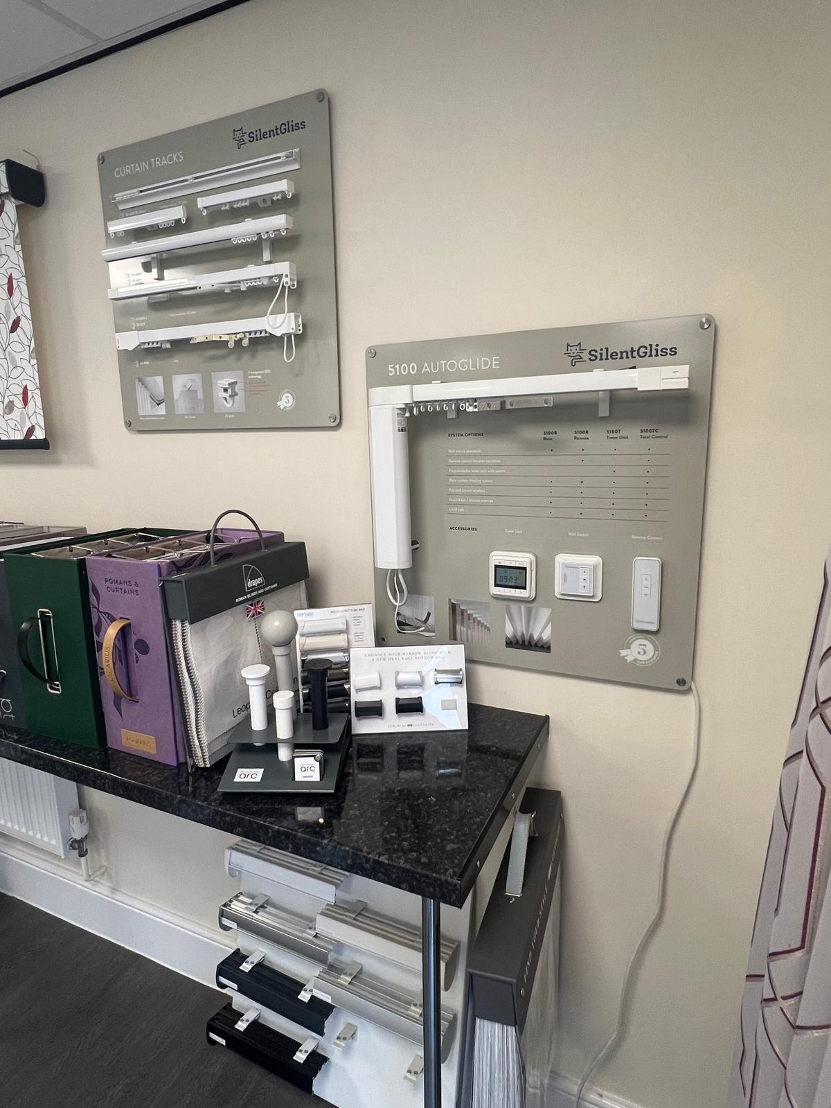 Silent Gliss product display with Autoglide 5100 board and accessories